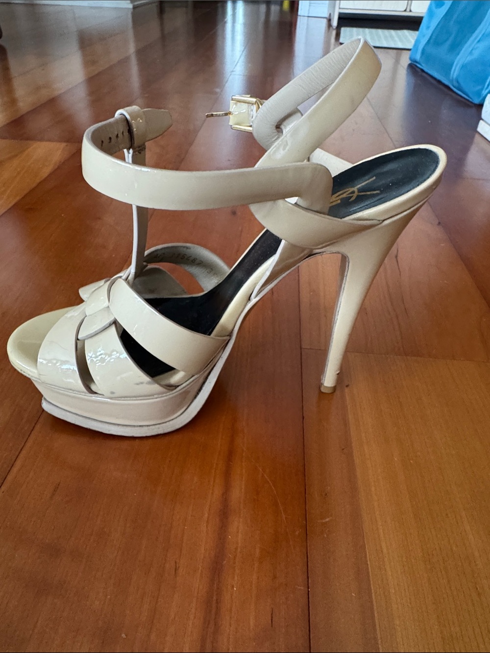 Saint Laurent Cream Patent Knotted Slingback Heels - Picture 5 of 7